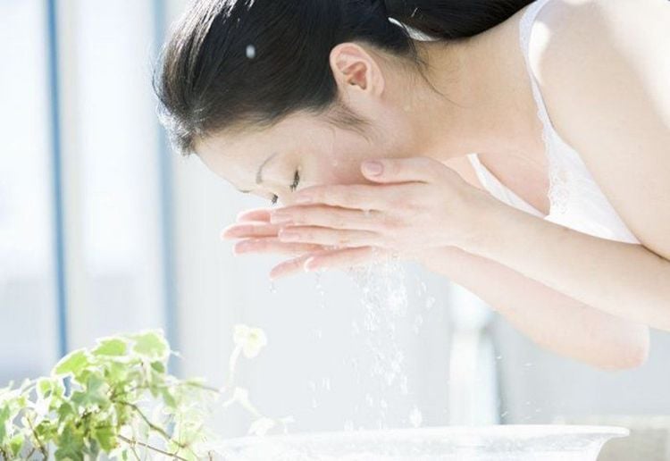 Rửa mặt bằng nước vo gạo giúp bạn có làn da hồng hào, sáng mịn và mềm mại hơn