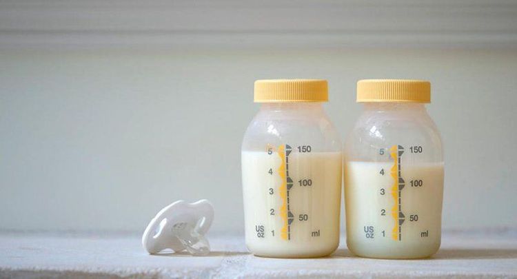 Sữa mẹ hoặc sữa công thức lúc này vẫn là thực phẩm tốt nhất cho trẻ sơ sinh để giúp trẻ nhận được các chất dinh dưỡng cần thiết khác