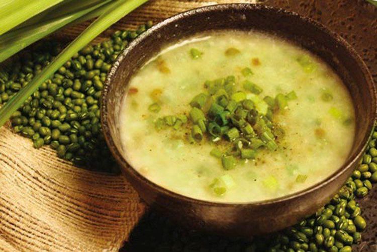 Đỗ xanh mát và thanh lọc cơ thể rất tốt khi bé bị nóng trong người hay hạ nhiệt sau cơn sốt