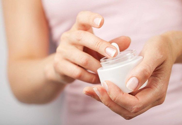 
Sử dụng kem dưỡng ẩm mỗi ngày để cung cấp đầy đủ độ ẩm và hạn chế nếp nhăn trên da
