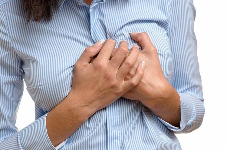 Cai sữa đột ngột cũng có thể khiến mẹ bị ảnh hưởng như: Đau tức vú, nhiễm trùng vú,...