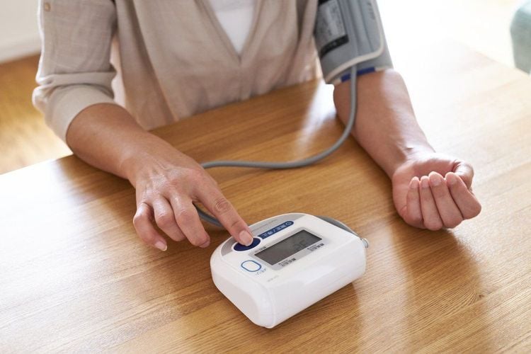 
Khi sử dụng thuốc Gimoti 15mg, bạn cần theo dõi huyết áp thường xuyên
