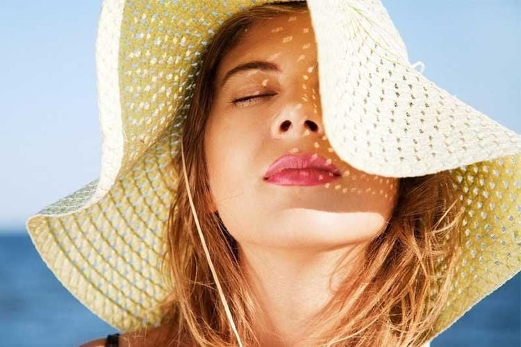 Bảo vệ da dưới ánh mặt trời bằng mũ vành rộng