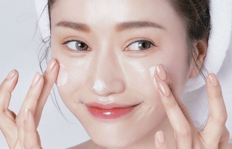 Ở ngày thứ hai, bạn có thể sử dụng thêm các sản phẩm có HA để có làn da căng bóng