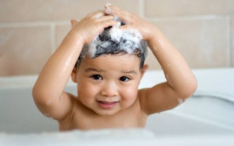 Mọc mụn trên đầu ở trẻ nhỏ có thể do bị dị ứng dầu gội