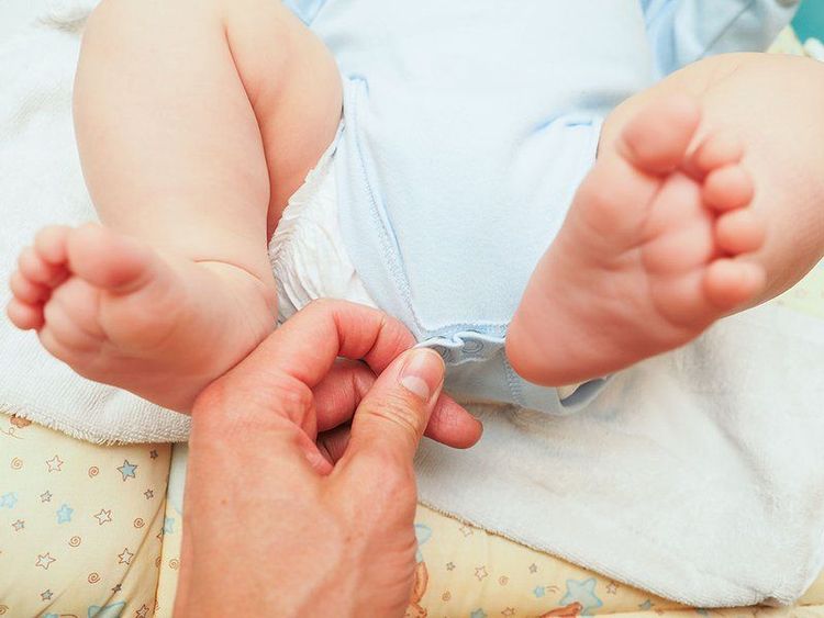 Vệ sinh bao quy đầu cho bé sơ sinh không nên kéo mạnh bao quy đầu để tách nó ra