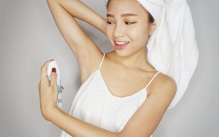 
Để hạn chế nách bị thâm, bạn nên dùng các loại khử mùi có thành phần tự nhiên
