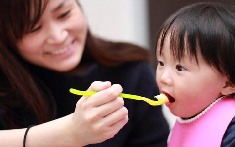 Parents can feed their babies jelly in small pieces to avoid choking.