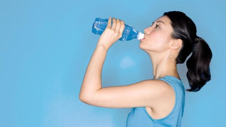 Mang theo nhiều nước có ích với việc giảm cháy nắng khi mang thai
