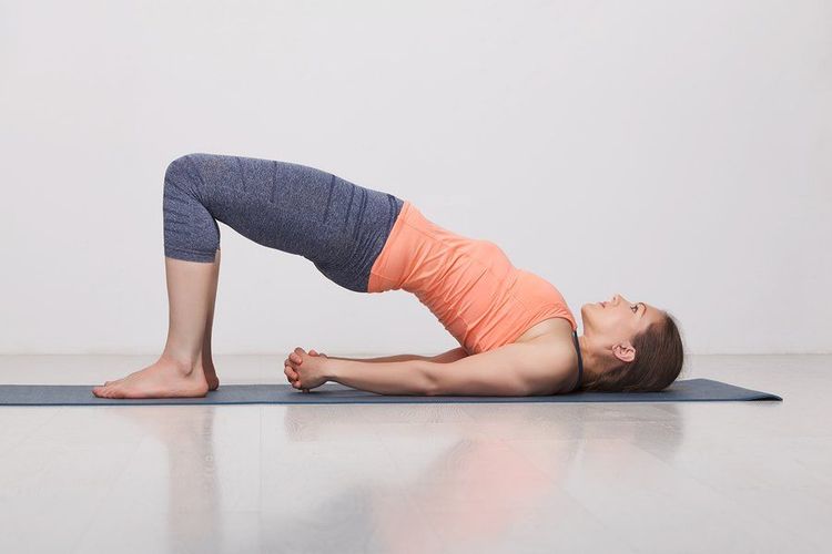 Tư thế cây cầu là bài tập yoga chữa đau thần kinh tọa