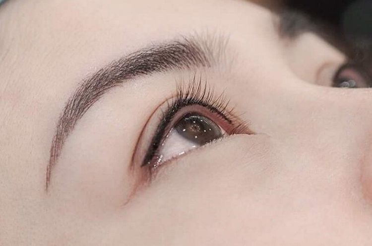 Mở rộng góc mắt trong giúp đôi mắt to tròn và có điểm nhấn