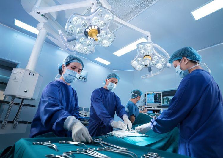 Khi có chẩn đoán xác định vết thương tim, chỉ định điều trị bắt buộc là phẫu thuật cấp cứu.