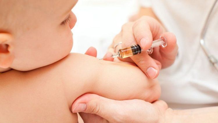 Bé 12 tháng tiêm kháng sinh rồi có tiêm vắc xin luôn được không?