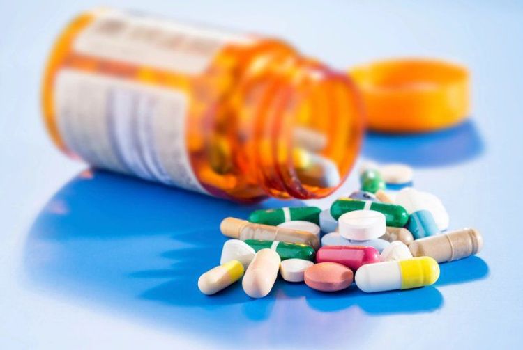Sau khi phẫu thuật tiệt căn xương chũm, bạn cần uống kháng sinh để tránh nhiễm khuẩn