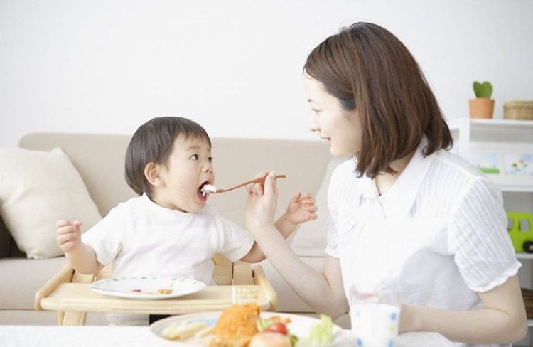 Cha mẹ hoàn toàn có thể đáp ứng nếu trẻ 14 tháng đòi ăn cơm