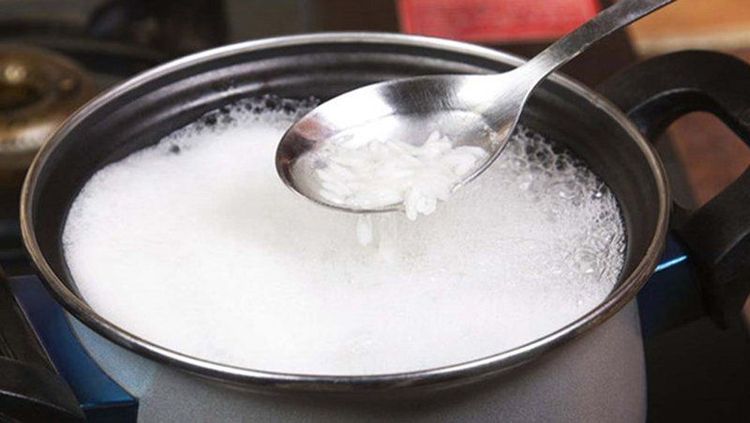 Trẻ 14 tháng ăn được cơm nhưng không được dùng các thức uống chế biến từ gạo