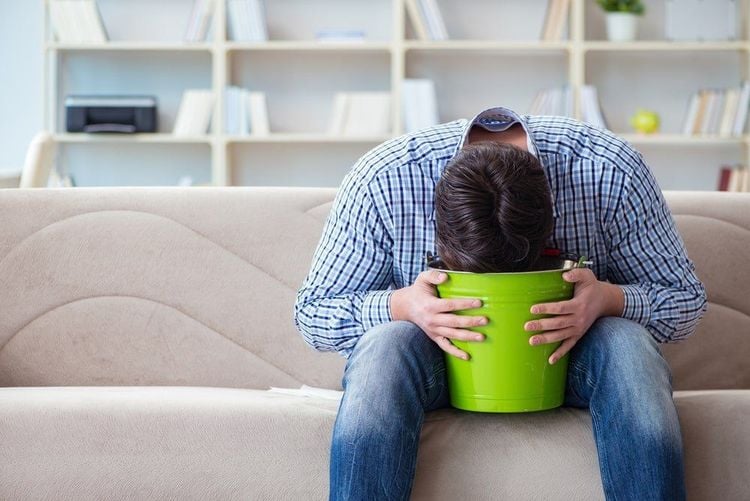 Điều trị táo bón bằng thuốc có thể gây buồn nôn cho người bệnh