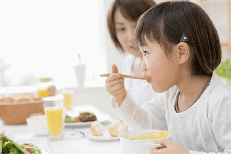 Parents should find the cause and fix the situation where their 4-year-old child cannot chew