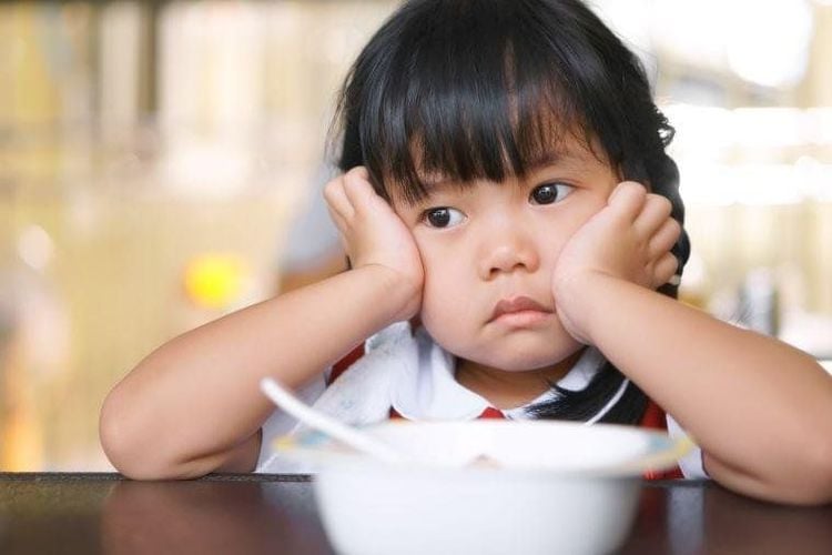 A 4-year-old child not knowing how to chew can be caused by a number of reasons.