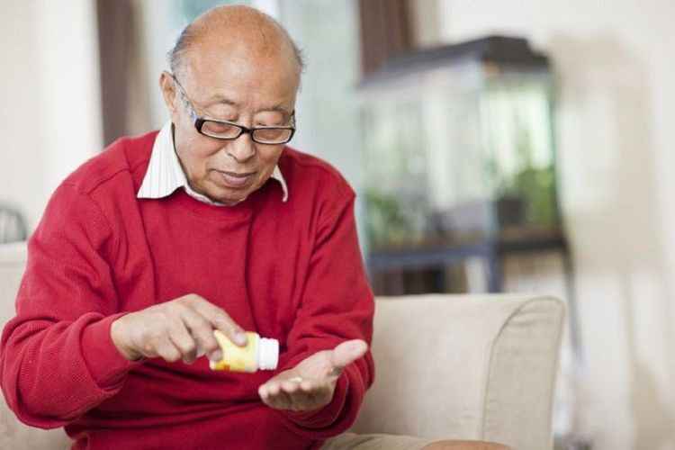 Bổ sung thuốc bổ cho người già theo chỉ dẫn của bác sĩ