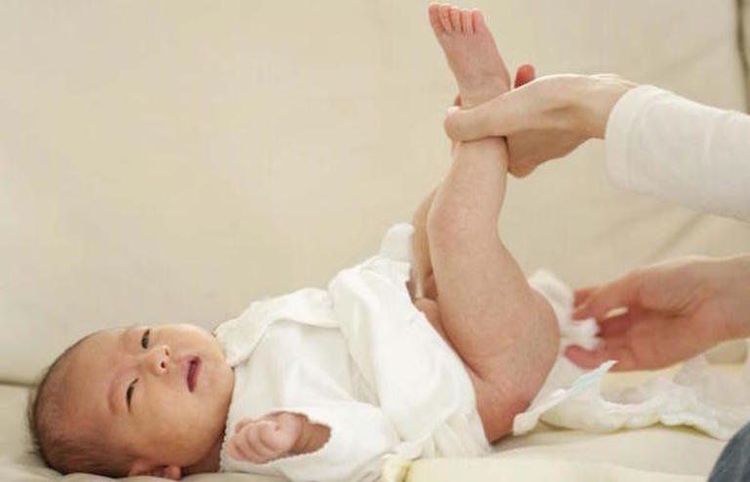 Trẻ 3 tháng tuổi hay đi hoa cà hoa cải có sao không?