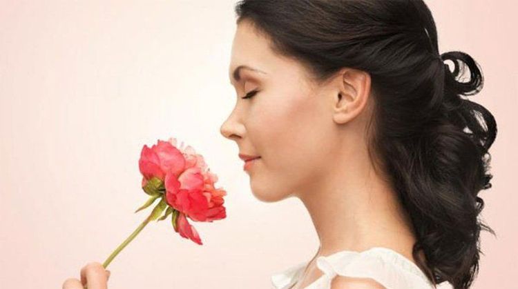 Làm những việc đơn giản như ngửi một bông hoa thơm