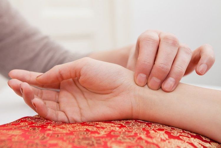 
Xuất huyết phế nang lan tỏa thường gây ra các triệu chứng toàn thân như da xanh, mạch nhanh...
