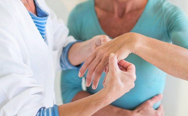 Người bệnh nên gặp bác sĩ để được thăm khám viêm khớp dạng thấp
