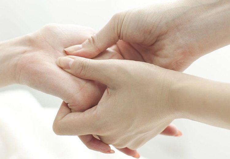 Điều trị hội chứng ống cổ tay bằng đông y bằng một số huyệt đạo