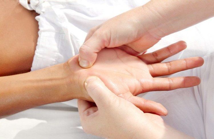 Bấm huyệt hạ sốt còn hỗ trợ thư giãn tinh thần, giải tỏa căng thẳng cho người bệnh
