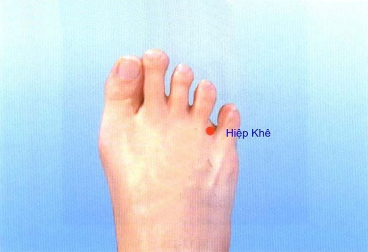 Vị trí huyệt hiệp khê nằm ở giữa khen ngón bàn chân số 4 và 5