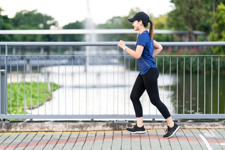 Đi bộ nhanh mang lại những tác dụng như tăng tính linh hoạt của cơ và khớp