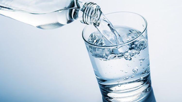 Bị cảm cúm phải làm sao thì bạn nên cung cấp đủ nước cho cơ thể