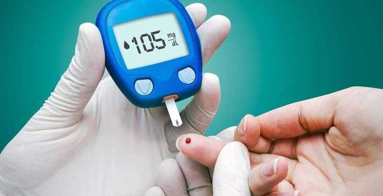 Máy đo đường huyết giúp xác định lượng đường máu của bệnh nhân