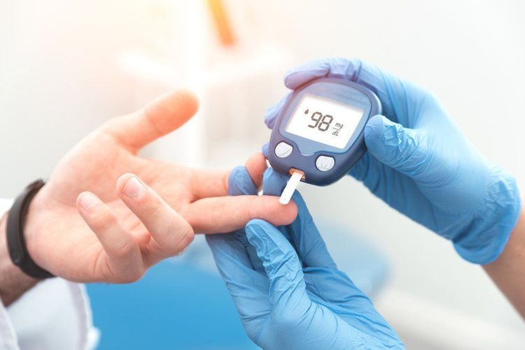 Người bệnh nên kiểm tra và đo đường huyết theo chỉ dẫn của bác sĩ