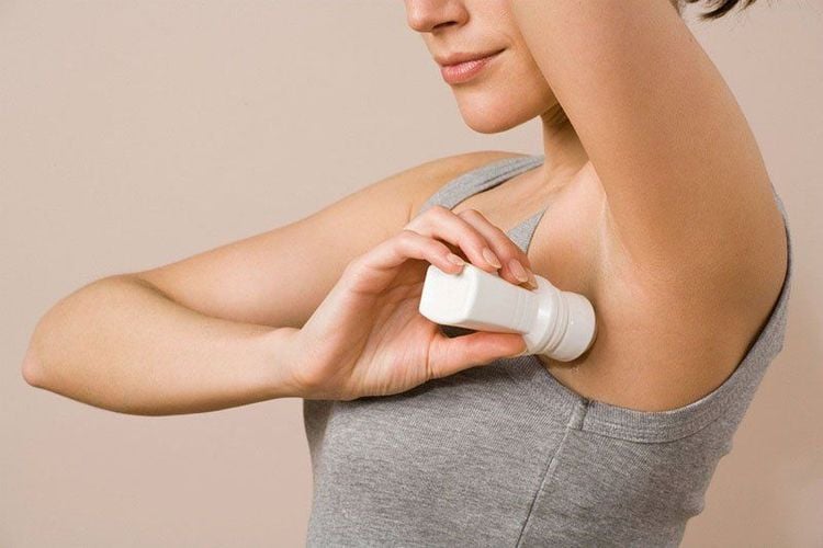 Sử dụng các loại lăn khử mùi giúp giảm mùi hôi cơ thể