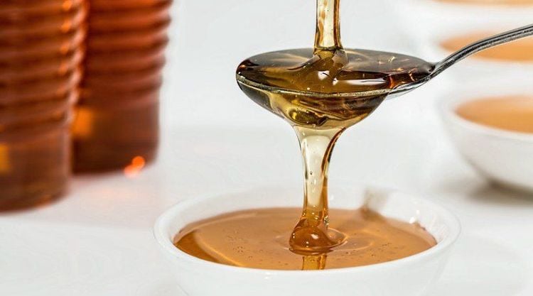 Trẻ bị nhiệt miệng có thể dử dụng mật ong để điều trị