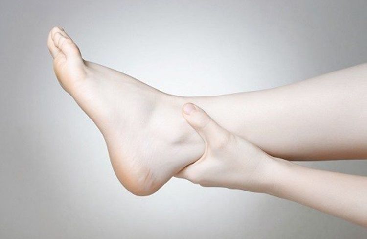Phù chân có thể là một trong những dấu hiệu của bệnh tim mạch