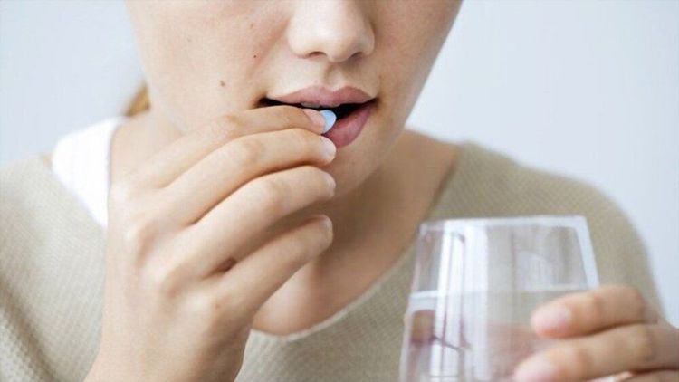 Người bệnh nên uống trực tiếp thuốc Acneteen với nước