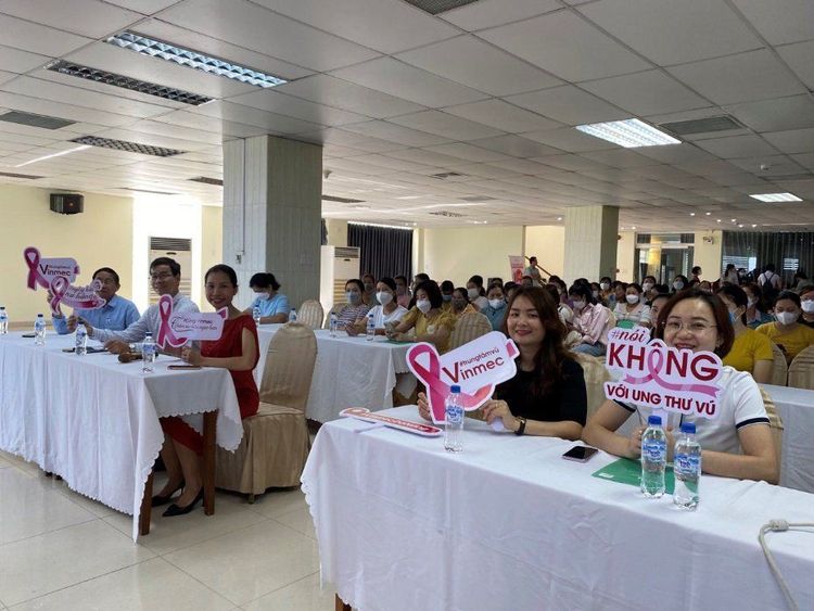 Chuỗi chương trình “Giáo dục sức khoẻ cộng động - Sàng lọc bệnh lý tuyến vú - giáp” của Vinmec Đà Nẵng đã diễn ra trong 3 tháng qua, thu hút hơn 300 người