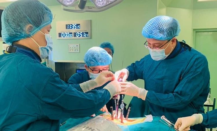 Bác sĩ Hoàng Gia Du và ekip trong ca phẫu thuật