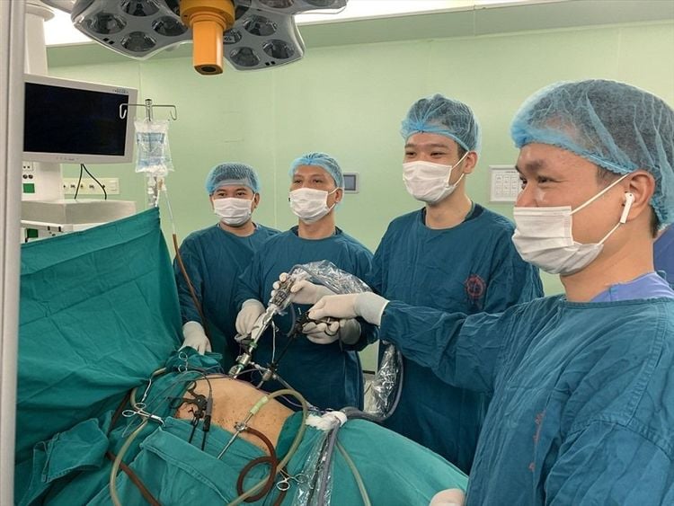 PGS.TS.BS Trần Mạnh Hùng trực tiếp thực hiện ca phẫu thuật