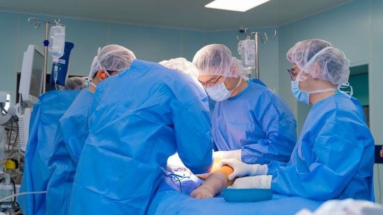 Các bác sĩ Vinmec trong ca phẫu thuật