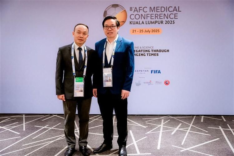 Mr. Nguyễn Văn Phú and Prof. Dr. Trần Trung Dũng at the 8th AFC Sports Medicine Conference