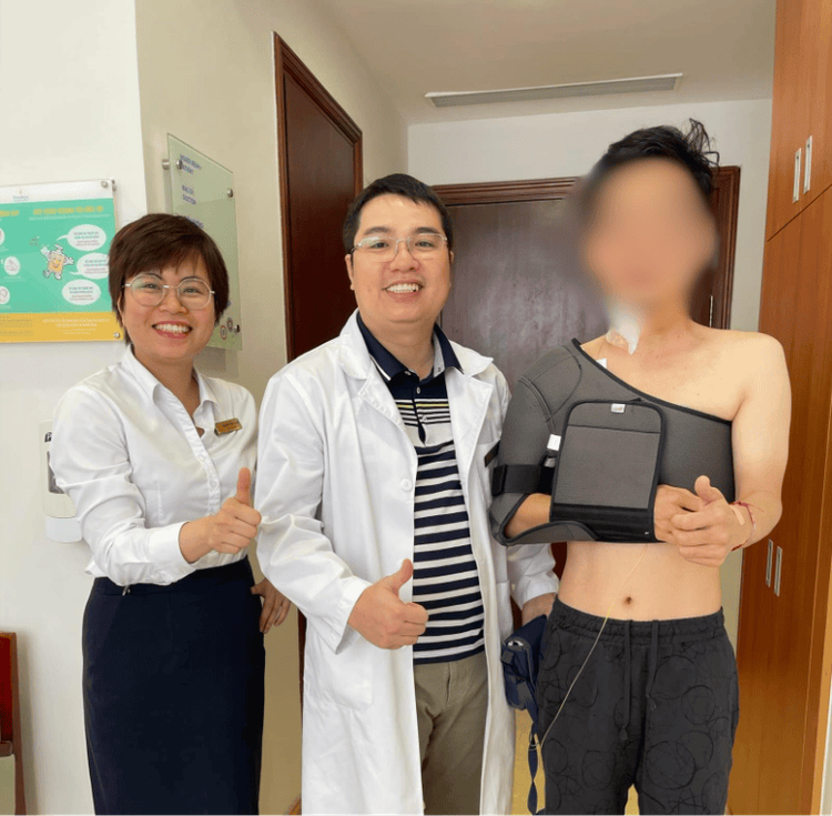 TS.BS Nguyễn Hữu Mạnh chụp ảnh kỷ niệm cùng bệnh nhân người Nhật