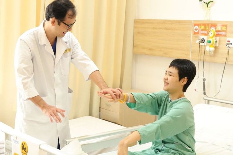 ThS.BS Trương Văn Trí thăm bệnh nhân sau ca phẫu thuật động kinh thành công