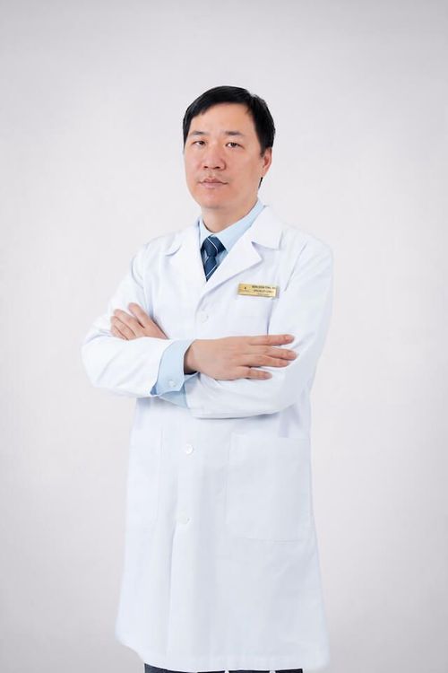 Bác sĩ chuyên khoa II Đặng Xuân Tùng - trong ekip phẫu thuật