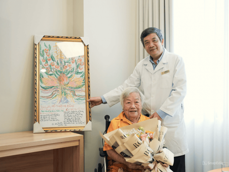 Cụ Ba tự tay trao tặng PGS.TS.BS Hồ Thượng Dũng bức tranh cùng những vần thơ tri ân trong lần tái khám