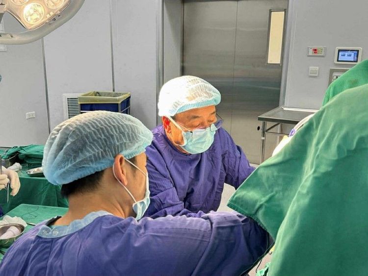 TTƯT.TS.BS Lê Minh Sơn cùng ê-kíp thực hiện phẫu thuật cho người bệnh