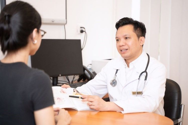 TS.BS Lê Xuân Thận thăm khám cho bệnh nhân tại Vinmec Times City